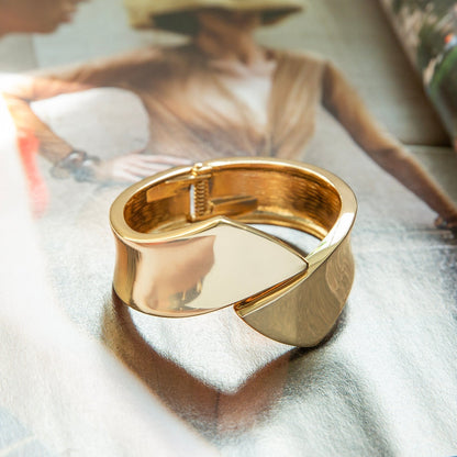 the Alexandra overlap cuff (lzybigoyc)